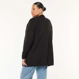 Chaqueta larga de punto color negro, con frente abierto, mangas largas con puños acanalados y dos bolsillos frontales aplicados.