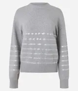 Suéter de punto color negro con cuello redondo y mangas largas. Presenta un diseño con franjas horizontales decoradas con lentejuelas del mismo tono en el cuerpo y las mangas.