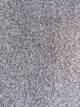 Bombacha de bikini tiro bajo color gris con lurex, corte en V y tiras laterales regulables.