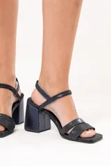 Sandalias de cuero azul con brillo, de horma cuadrada, doble tira delantera y ajuste con hebilla en la parte superior. Plataforma delantera de 1 cm y taco cuadrado de 8 cm.