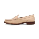 Mocasines de cuero color nude con diseño clásico, costuras visibles en el empeine y suela de madera con tacón bajo.