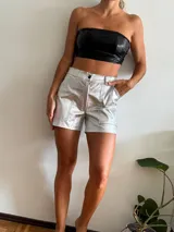 Short plateado de tiro alto con bolsillos cargo.