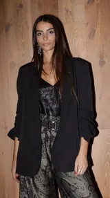 Blazer clásico negro con forro y mangas 3/4 arremangadas.