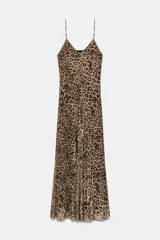 Vestido largo de tul con estampado animal print, escote en V y tirantes finos ajustables.