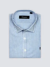 Camisa de hombre de corte clásico con cuello italiano, confeccionada en algodón. Presenta un estampado de cuadros pequeños en color azul sobre fondo blanco y cuenta con un pequeño logo bordado en el pecho.