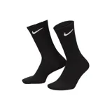 Medias deportivas Nike de caña media, color negro, con el logo de la marca bordado en blanco en la parte superior.