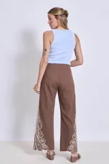 Blusa sin mangas de punto, con cuello redondo y ajuste al cuerpo.