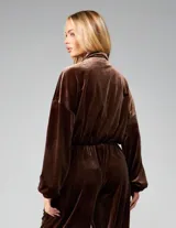 Conjunto de dos piezas de terciopelo color chocolate, compuesto por una campera oversized con cierre frontal y un pantalón wide leg de tiro alto con cintura elastizada.