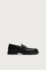Mocasín de vestir para hombre, confeccionado en cuero sintético negro con acabado liso. Presenta un diseño clásico con detalle de antifaz en el empeine y una suela track robusta y dentada.