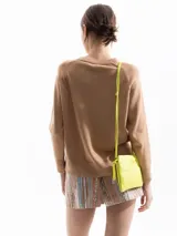 Sweater Preto de punto color rosa, con cuello redondo y mangas largas de corte holgado.