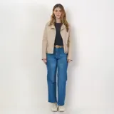 Campera color taupe de cuero sintético con cierre frontal, cuatro bolsillos externos con herrajes plateados y ajuste regular.