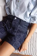 Short de denim color crudo, de calce relajado y cintura media.