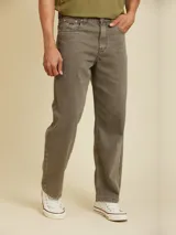 Jean de corte loose fit, confeccionado en algodón, con diseño de cinco bolsillos y cierre frontal con botón y cremallera.