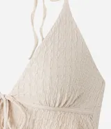 Blusa marrón oscuro con textura plisada, estilo frente única (halter) con escote en V profundo y lazo ajustable en el centro del busto. Presenta un ruedo con volado o efecto nube.