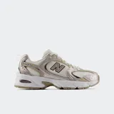 Championes lifestyle New Balance 530 de estilo retro, inspirados en los modelos clásicos de running de los años 90 y 2000. Combinan malla transpirable con revestimientos metalizados en tonos beige, blanco y detalles en marrón. Incorporan tecnología de amortiguación ABZORB en la suela para mayor comodidad.