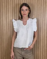 Musculosa blanca de lino con detalles de alforzas en el pecho, escote redondo y mangas con volados fruncidos.
