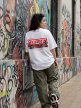 Remera blanca de corte holgado con estampado de un auto Ferrari rojo y texto "Vinnare Luxury".