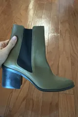 Botas estilo chelsea color verde militar con taco cuadrado negro y paneles elásticos laterales negros.