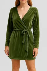 Vestido corto verde oliva de terciopelo, con escote cruzado en V, mangas largas y lazo en la cintura.