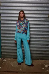 Pantalón palazo de terciopelo color celeste, de tiro medio y corte acampanado.