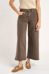 Pantalón jean de tiro alto con corte wide leg, color marrón, de diseño clásico y botamanga ancha.