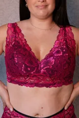 Soutien con copa, sin aro, confeccionado en puntilla elastizada fucsia con diseño floral. Breteles anchos regulables, forrados en puntilla. Base ancha en puntilla, pensada especialmente para mayor sujeción del busto.