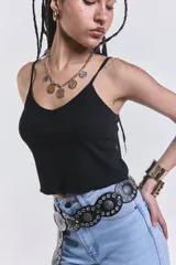 Musculosa corta de morley color negro, con tirantes finos y escote en V.