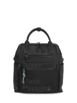 Mochila Hush Puppies de color negro, diseñada con múltiples bolsillos frontales con cierre, asas superiores y el logotipo de la marca impreso en la parte inferior.