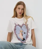 Remera blanca de algodón con cuello redondo, mangas cortas y estampa gráfica frontal de Olivia Rodrigo en un marco floral con forma de corazón.