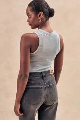 Musculosa de tejido acanalado con acabado brillante, de corte ajustado al cuerpo y cuello redondo alto.