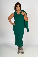 Conjunto de sweater y falda midi de punto acanalado, color rojo.