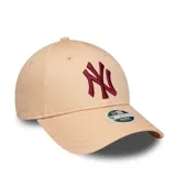 Gorra New Era 9FORTY de mujer color rosa pastel con logo de los New York Yankees bordado en color borgoña. Tiene corona estructurada, visera curva y cierre ajustable.