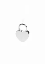 Dije plateado de acero quirúrgico con forma de candado de corazón.