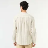 Camisa de manga larga con cuello mao, cierre frontal de botones y diseño a rayas verticales en tonos verde, beige y amarillo.