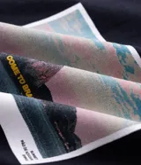 Remera de algodón color negro, de manga corta y cuello redondo, con estampa fotográfica localizada en el pecho.