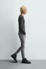 Jeans skinny cropped fit de corte ajustado y tiro medio, con diseño de cinco bolsillos y efecto lavado.
