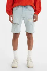 Shorts de denim celestes de tiro medio y calce relajado, con roturas decorativas en el frente y dobladillo.