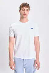 Remera blanca de algodón de manga corta con estampa pequeña en el pecho de tres círculos entrelazados en color azul.