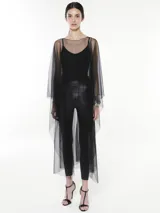 Túnica larga de tul negro, con cuello redondo y mangas largas.
