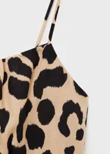 Vestido corto con estampado animal print de leopardo, tirantes finos y escote cuadrado. Confeccionado en tejido fluido con forro interior y cierre lateral invisible.
