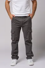 Pantalón cargo gris de gabardina con bolsillos laterales con fuelle y solapa, corte recto y tiro medio.