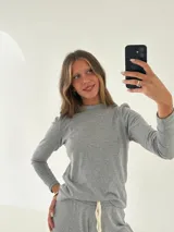 Remera gris de morley de algodón, manga larga con detalle fruncido en el hombro.