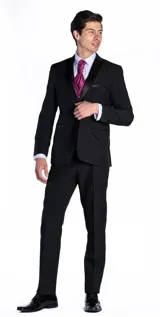 Ambo de fiesta Florenzi modelo Cezzari, corte slim fit. Incluye chaqueta con solapas en punta con detalle de raso al tono, cierre de dos botones y bolsillos de doble vivo. Pantalón de vestir a juego con bolsillos de doble vivo.