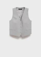 Chaleco gris con diseño de raya diplomática, cuello en V, cierre frontal con botones y dos bolsillos de ribete en la parte delantera.