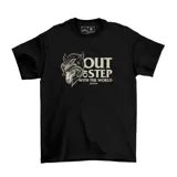 Remera negra de algodón con estampa frontal en color crema que presenta un diseño de un lobo con piel de oveja y el texto Out of Step With The World.