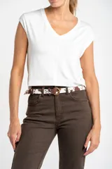 Remera blanca de manga corta con escote en V y costura central vertical.