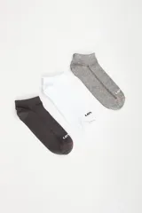 Pack de tres pares de medias cortas tipo soquete marca Levi's, en colores negro, blanco y gris melange. Presentan un diseño minimalista con el logo de la marca estampado en el lateral y una sutil línea de color en la puntera.
