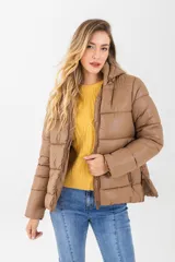 Campera puffer color tostado, con cierre frontal, cuello alto y diseño acolchado horizontal.
