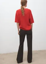 Chaleco de punto color rojo, con cuello redondo y diseño sin mangas.