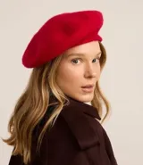 Boina estilo francesa de lana, con diseño clásico y textura suave.